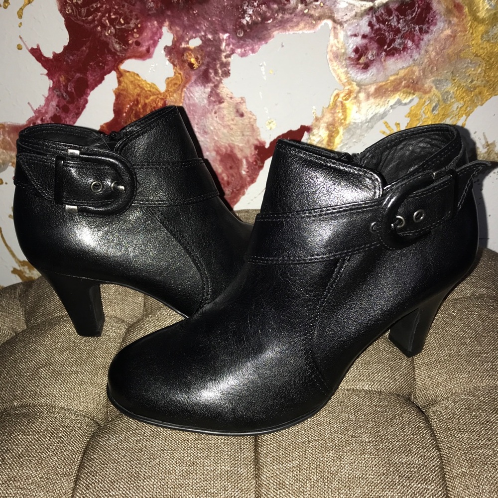 New 7.5 Naturalizer Leather Black Buckle Booties